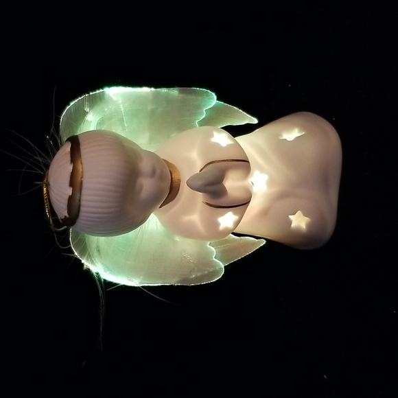 Kneeling Porcelain Angel - Picture 4 of 9